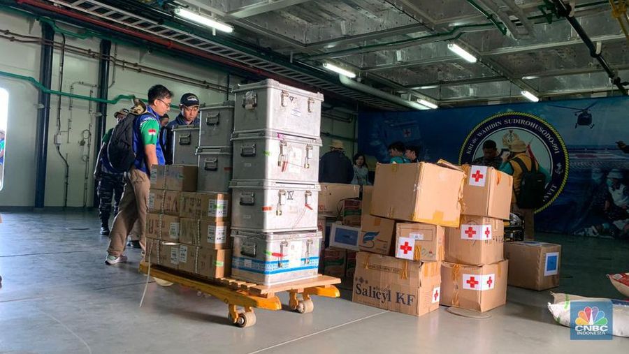 Kontainer dan Kardus berisi uang Rp10 M untuk ditukarkan dengan uang rusak dan lusuh di Tual. Selain itu juga ada sembako dan peralatan untuk disumbangkan ke masyarakat setempat. (CNBC Indonesia/Maikel Jefriando)