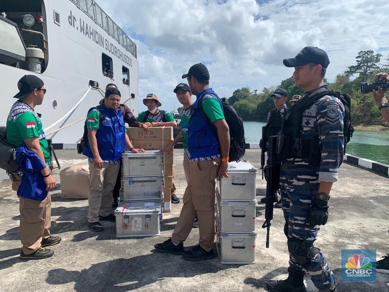 Kontainer dan Kardus berisi uang Rp10 M untuk ditukarkan dengan uang rusak dan lusuh di Tual. Selain itu juga ada sembako dan peralatan untuk disumbangkan ke masyarakat setempat. Kontainer dan Kardus berisi uang Rp10 M untuk ditukarkan dengan uang rusak dan lusuh di Tual. Selain itu juga ada sembako dan peralatan untuk disumbangkan ke masyarakat setempat. (CNBC Indonesia/Maikel Jefriando)