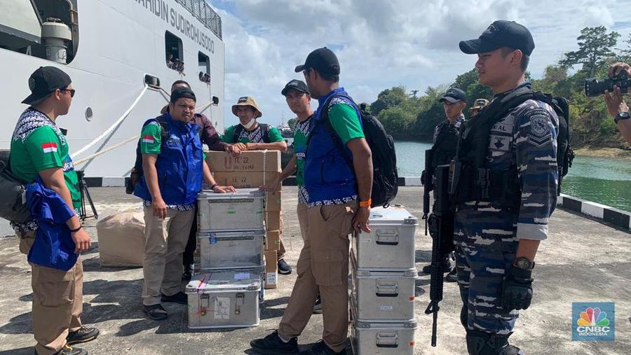 Kontainer dan Kardus berisi uang Rp10 M untuk ditukarkan dengan uang rusak dan lusuh di Tual. Selain itu juga ada sembako dan peralatan untuk disumbangkan ke masyarakat setempat. (CNBC Indonesia/Maikel Jefriando)