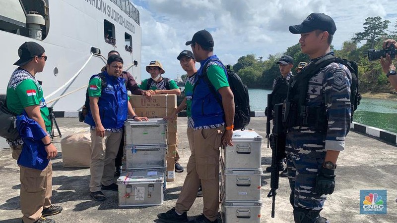 Kontainer dan Kardus berisi uang Rp10 M untuk ditukarkan dengan uang rusak dan lusuh di Tual. Selain itu juga ada sembako dan peralatan untuk disumbangkan ke masyarakat setempat. (CNBC Indonesia/Maikel Jefriando)