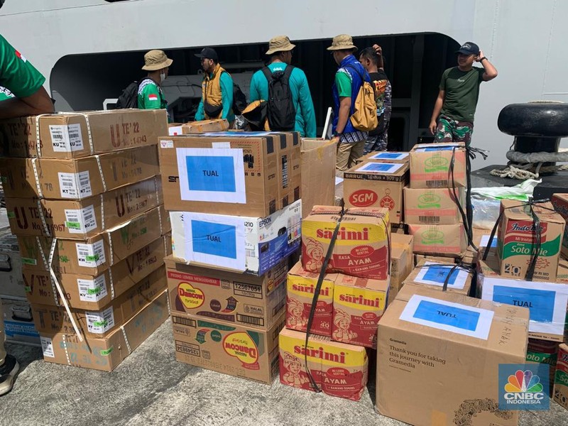 Kontainer dan Kardus berisi uang Rp10 M untuk ditukarkan dengan uang rusak dan lusuh di Tual. Selain itu juga ada sembako dan peralatan untuk disumbangkan ke masyarakat setempat. Kontainer dan Kardus berisi uang Rp10 M untuk ditukarkan dengan uang rusak dan lusuh di Tual. Selain itu juga ada sembako dan peralatan untuk disumbangkan ke masyarakat setempat. (CNBC Indonesia/Maikel Jefriando)