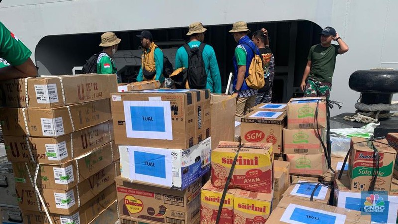 Kontainer dan Kardus berisi uang Rp10 M untuk ditukarkan dengan uang rusak dan lusuh di Tual. Selain itu juga ada sembako dan peralatan untuk disumbangkan ke masyarakat setempat. (CNBC Indonesia/Maikel Jefriando)