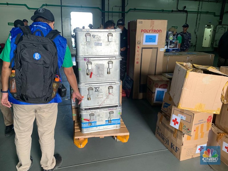 Kontainer dan Kardus berisi uang Rp10 M untuk ditukarkan dengan uang rusak dan lusuh di Tual. Selain itu juga ada sembako dan peralatan untuk disumbangkan ke masyarakat setempat. Kontainer dan Kardus berisi uang Rp10 M untuk ditukarkan dengan uang rusak dan lusuh di Tual. Selain itu juga ada sembako dan peralatan untuk disumbangkan ke masyarakat setempat. (CNBC Indonesia/Maikel Jefriando)