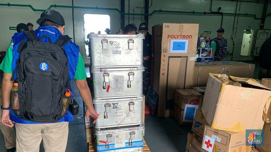 Kontainer dan Kardus berisi uang Rp10 M untuk ditukarkan dengan uang rusak dan lusuh di Tual. Selain itu juga ada sembako dan peralatan untuk disumbangkan ke masyarakat setempat. (CNBC Indonesia/Maikel Jefriando)