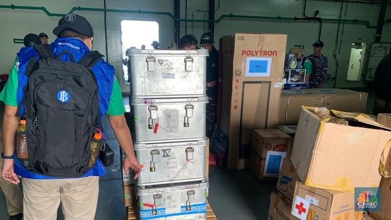 Kontainer dan Kardus berisi uang Rp10 M untuk ditukarkan dengan uang rusak dan lusuh di Tual. Selain itu juga ada sembako dan peralatan untuk disumbangkan ke masyarakat setempat. (CNBC Indonesia/Maikel Jefriando)
