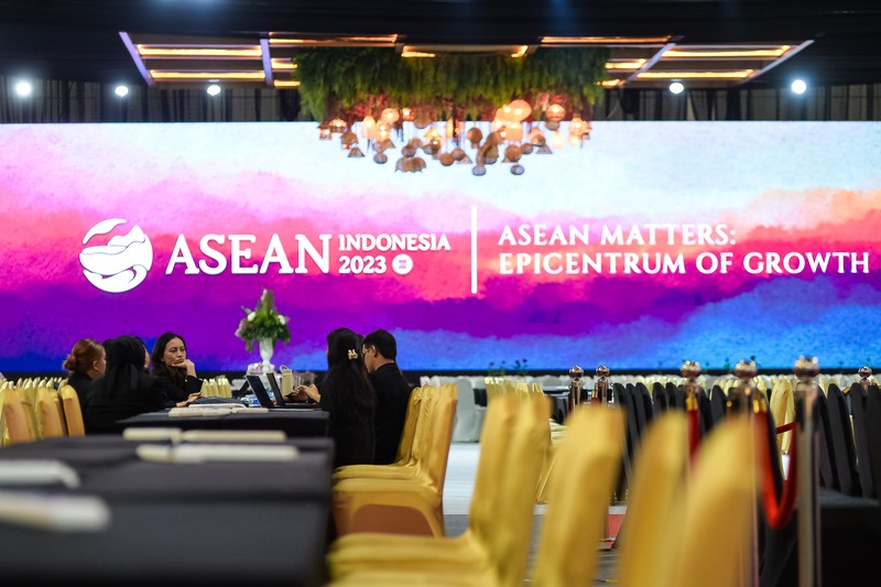 Menteri Komunikasi dan Informatika Budi Arie Setiadi meninjau Media Center KTT ke-43 ASEAN 2023 di Jakarta Convention Center, Jakarta, Rabu (6/9/2023). (CNBC Indonesia/Tri Susilo)