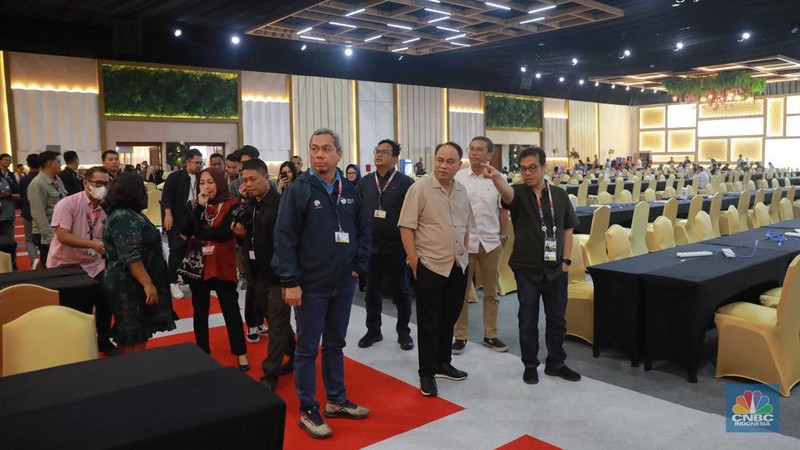 Menkominfo Budie Arie Setiadi meninjau meninjau fasilitas media center yang berlokasi di Exhibition Hall B Jakarta Convention Center (JCC), Jakarta, Minggu, (3/9/2023). (CNBC Indonesia/Muhammad Sabki)