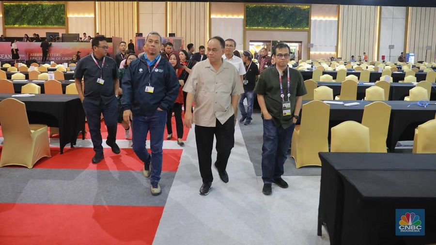 Menkominfo Budie Arie Setiadi meninjau meninjau fasilitas media center yang berlokasi di Exhibition Hall B Jakarta Convention Center (JCC), Jakarta, Minggu, (3/9/2023). (CNBC Indonesia/Muhammad Sabki)