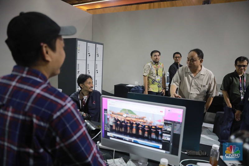 Menkominfo Budie Arie Setiadi meninjau meninjau fasilitas media center yang berlokasi di Exhibition Hall B Jakarta Convention Center (JCC), Jakarta, Minggu, (3/9/2023). (CNBC Indonesia/Muhammad Sabki)