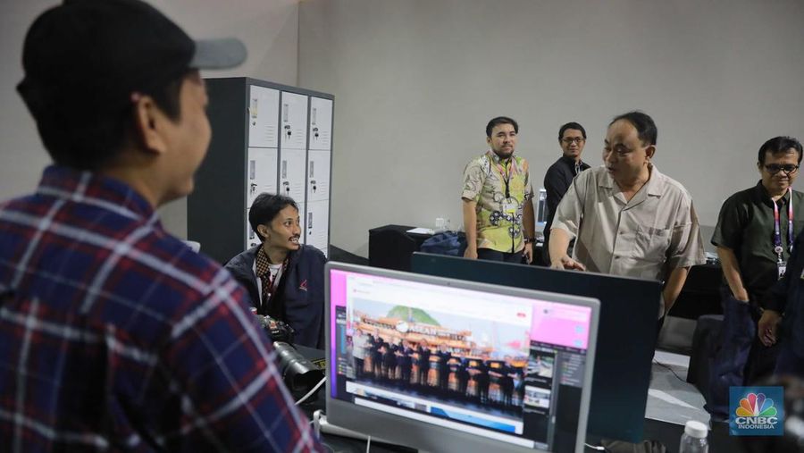 Menkominfo Budie Arie Setiadi meninjau meninjau fasilitas media center yang berlokasi di Exhibition Hall B Jakarta Convention Center (JCC), Jakarta, Minggu, (3/9/2023). (CNBC Indonesia/Muhammad Sabki)