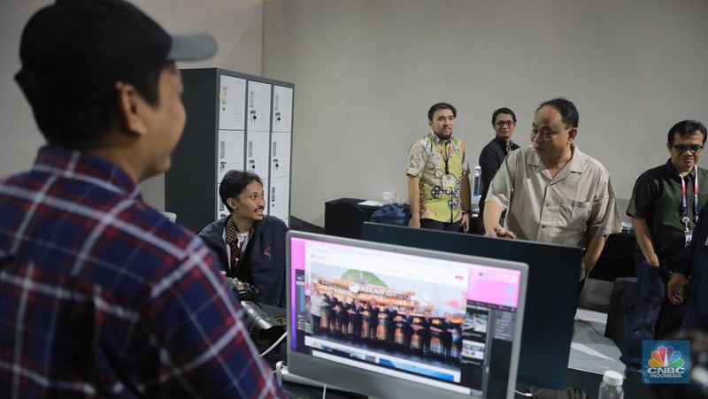 Menkominfo Budie Arie Setiadi meninjau meninjau fasilitas media center yang berlokasi di Exhibition Hall B Jakarta Convention Center (JCC), Jakarta, Minggu, (3/9/2023). (CNBC Indonesia/Muhammad Sabki)