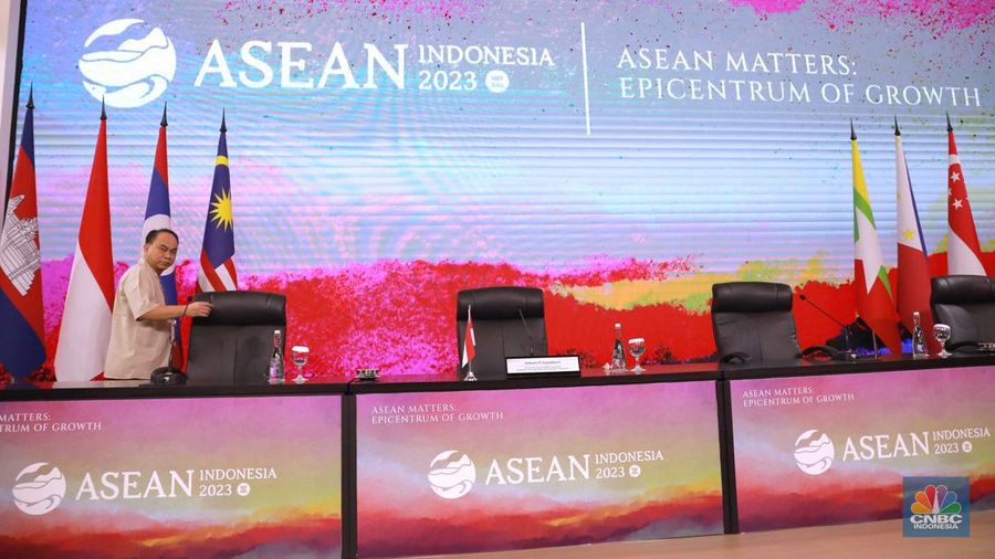 Menkominfo Budie Arie Setiadi meninjau meninjau fasilitas media center yang berlokasi di Exhibition Hall B Jakarta Convention Center (JCC), Jakarta, Minggu, (3/9/2023). (CNBC Indonesia/Muhammad Sabki)