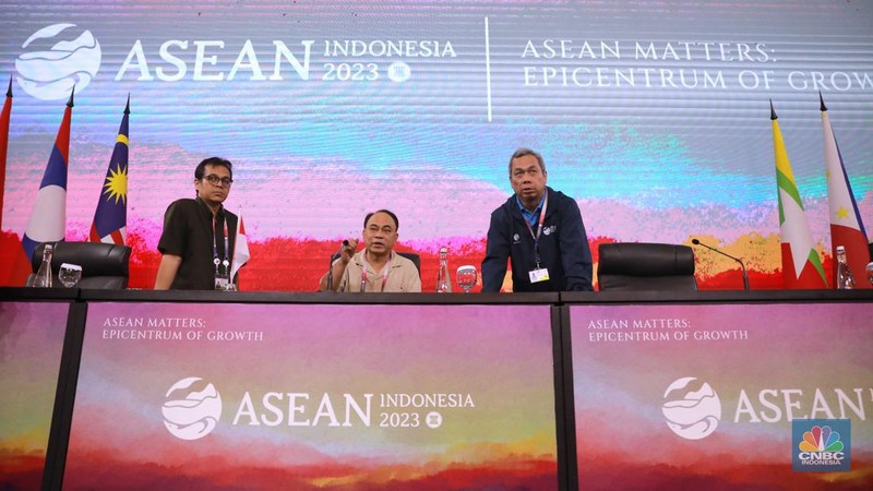 Menkominfo Budie Arie Setiadi meninjau meninjau fasilitas media center yang berlokasi di Exhibition Hall B Jakarta Convention Center (JCC), Jakarta, Minggu, (3/9/2023). (CNBC Indonesia/Muhammad Sabki)