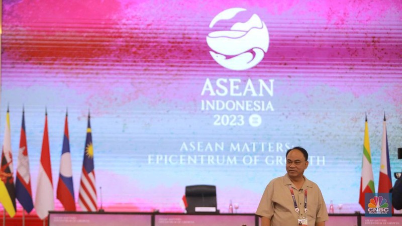 Menkominfo Budie Arie Setiadi meninjau meninjau fasilitas media center yang berlokasi di Exhibition Hall B Jakarta Convention Center (JCC), Jakarta, Minggu, (3/9/2023). (CNBC Indonesia/Muhammad Sabki)