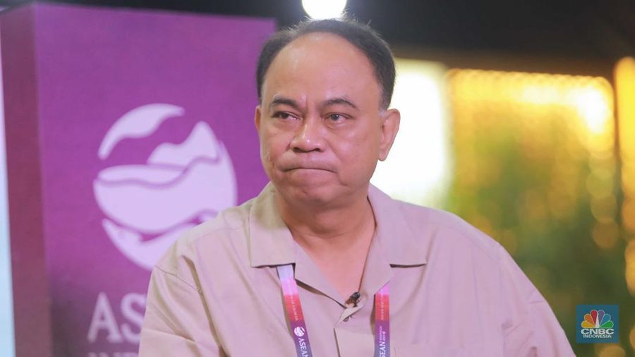 Menkominfo Budie Arie Setiadi meninjau meninjau fasilitas media center yang berlokasi di Exhibition Hall B Jakarta Convention Center (JCC), Jakarta, Minggu, (3/9/2023). (CNBC Indonesia/Muhammad Sabki)
