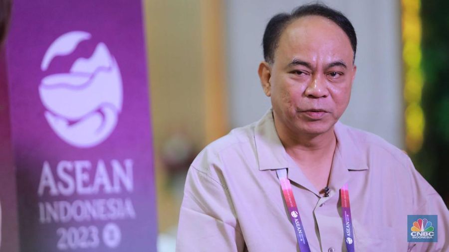 Menkominfo Budie Arie Setiadi meninjau meninjau fasilitas media center yang berlokasi di Exhibition Hall B Jakarta Convention Center (JCC), Jakarta, Minggu, (3/9/2023). (²©²ÊÍøÕ¾/Muhammad Sabki)