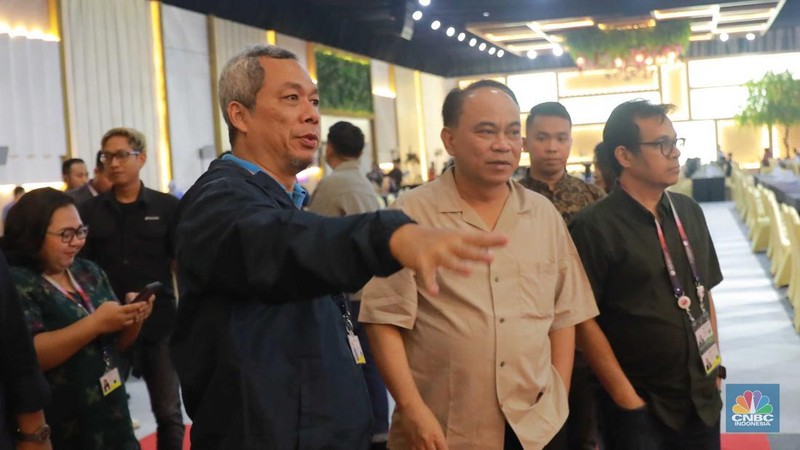 Menkominfo Budie Arie Setiadi meninjau meninjau fasilitas media center yang berlokasi di Exhibition Hall B Jakarta Convention Center (JCC), Jakarta, Minggu, (3/9/2023). (CNBC Indonesia/Muhammad Sabki)