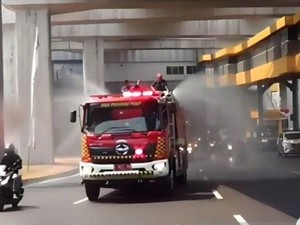 Tekan Polusi, Damkar DKI Semprot Air Saat OMC Belum Bisa Dilakukan
