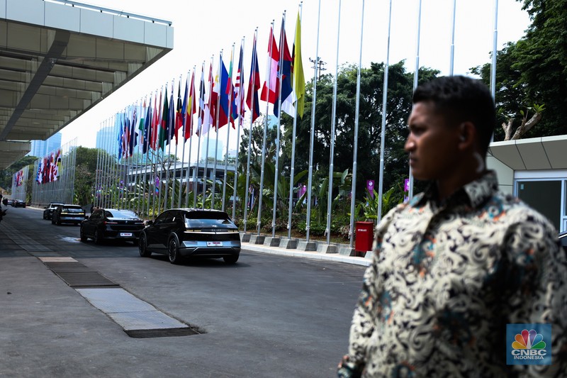 Petugas kepolisian melakukan buka tutup di jalan Gatot Subroto, Jakarta, Senin (4/9/2023). Kepolisian Negara Republik Indonesia (Polri) menyiapkan pengamanan jalur dan rekayasa lalu lintas terkait dengan pelaksanaan Konferensi Tingkat Tinggi (KTT) ASEAN ke-43 yang digelar di Jakarta pada 5-7 September 2023. (CNBC Indonesia/Tri Susilo) Petugas kepolisian melakukan buka tutup di jalan Gatot Subroto, Jakarta, Senin (4/9/2023).
Kepolisian Negara Republik Indonesia (Polri) menyiapkan pengamanan jalur dan rekayasa lalu lintas terkait dengan pelaksanaan Konferensi Tingkat Tinggi (KTT) ASEAN ke-43 yang digelar di Jakarta pada 5-7 September 2023. (CNBC Indonesia/Tri Susilo)