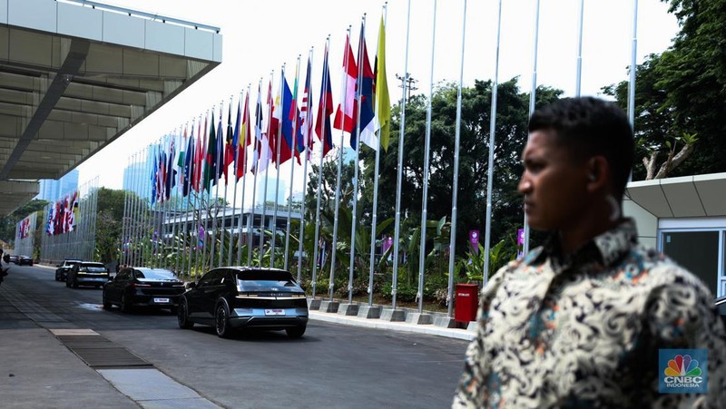 Petugas kepolisian melakukan buka tutup di jalan Gatot Subroto, Jakarta, Senin (4/9/2023). 
Kepolisian Negara Republik Indonesia (Polri) menyiapkan pengamanan jalur dan rekayasa lalu lintas terkait dengan pelaksanaan Konferensi Tingkat Tinggi (KTT) ASEAN ke-43 yang digelar di Jakarta pada 5-7 September 2023. (վ/Tri Susilo)