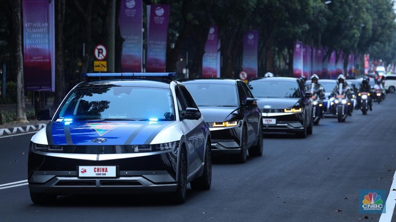 Petugas kepolisian melakukan buka tutup di jalan Gatot Subroto, Jakarta, Senin (4/9/2023). 
Kepolisian Negara Republik Indonesia (Polri) menyiapkan pengamanan jalur dan rekayasa lalu lintas terkait dengan pelaksanaan Konferensi Tingkat Tinggi (KTT) ASEAN ke-43 yang digelar di Jakarta pada 5-7 September 2023. (վ/Tri Susilo)