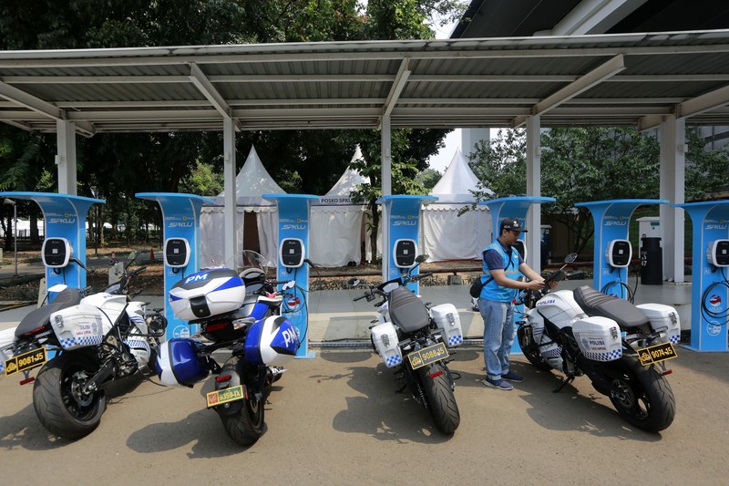 Seorang petugas Stasiun Pengisian Kendaraan Listrik Umum (SPKLU) mengisi daya kendaraan listrik yang digunakan selama KTT ke-43 ASEAN di Jakarta, Sabtu (2/9/2023). (Dok. Media Center KTT ASEAN 2023/Risa Krisadhi/pras)