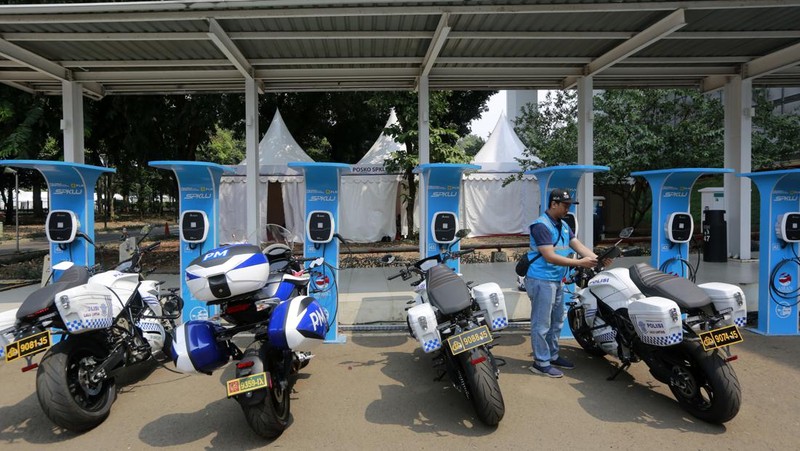 Seorang petugas Stasiun Pengisian Kendaraan Listrik Umum (SPKLU) mengisi daya kendaraan listrik yang digunakan selama KTT ke-43 ASEAN di Jakarta, Sabtu (2/9/2023). (Dok. Media Center KTT ASEAN 2023/Risa Krisadhi/pras)