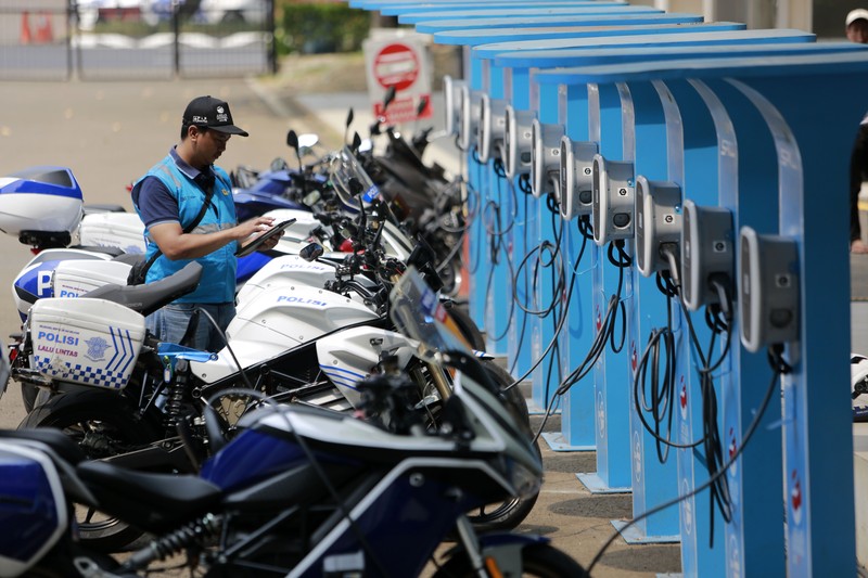 Seorang petugas Stasiun Pengisian Kendaraan Listrik Umum (SPKLU) mengisi daya kendaraan listrik yang digunakan selama KTT ke-43 ASEAN di Jakarta, Sabtu (2/9/2023). Seorang petugas Stasiun Pengisian Kendaraan Listrik Umum (SPKLU) mengisi daya kendaraan listrik yang digunakan selama KTT ke-43 ASEAN di Jakarta, Sabtu (2/9/2023). (Dok. Media Center KTT ASEAN 2023/Risa Krisadhi/pras)