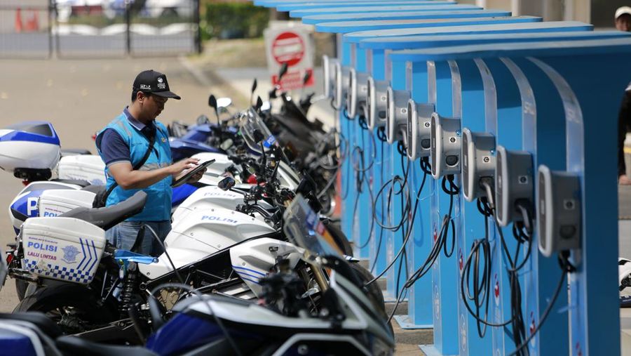 Petugas melakukan pengisian daya kendaraan listrik di Stasiun Pengisian Kendaraan Listrik Umum (SPKLU) Kawasan Gelora Bung Karno Jakarta, Sabtu (2/9/2023). Jelang penyelenggaraan Konferensi Tingkat Tinggi (KTT) ke-43 ASEAN di Jakarta pada 5-7 September 2023, PLN akan menggunakan pasokan listrik berbasis energi baru terbarukan (EBT). (Dok. Media Center KTT ASEAN 2023/Dwi Prasetya/foc)