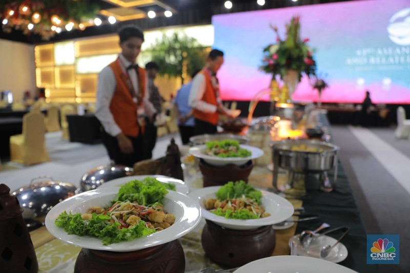 Petugas mempersiapkan menu dinner di Media Center KTT ke-43 ASEAN 2023 di JCC, Jakarta, Minggu (3/9/2023). Petugas mempersiapkan menu dinner di Media Center KTT ke-43 ASEAN 2023 di JCC, Jakarta, Minggu (3/9/2023). (CNBC Indonesia/Muhammad Sabki)