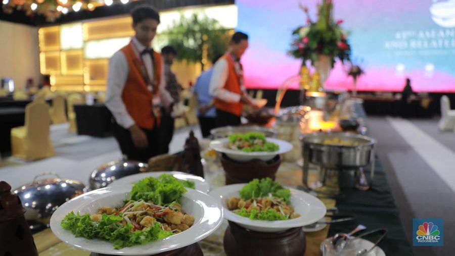 Petugas mempersiapkan menu dinner di Media Center KTT ke-43 ASEAN 2023 di JCC, Jakarta, Minggu (3/9/2023). (CNBC Indonesia/Muhammad Sabki)