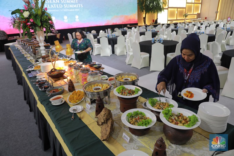Petugas mempersiapkan menu dinner di Media Center KTT ke-43 ASEAN 2023 di JCC, Jakarta, Minggu (3/9/2023). Petugas mempersiapkan menu dinner di Media Center KTT ke-43 ASEAN 2023 di JCC, Jakarta, Minggu (3/9/2023). (CNBC Indonesia/Muhammad Sabki)