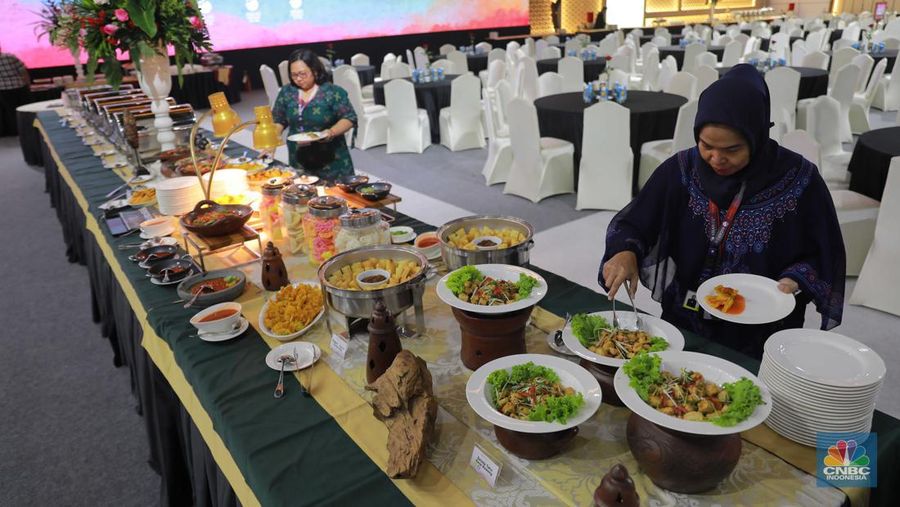 Petugas mempersiapkan menu dinner di Media Center KTT ke-43 ASEAN 2023 di JCC, Jakarta, Minggu (3/9/2023). (CNBC Indonesia/Muhammad Sabki)