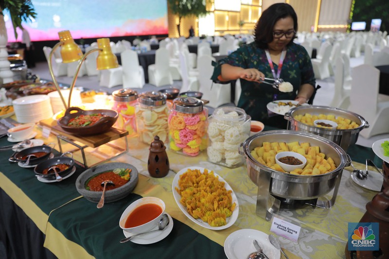 Petugas mempersiapkan menu dinner di Media Center KTT ke-43 ASEAN 2023 di JCC, Jakarta, Minggu (3/9/2023). Petugas mempersiapkan menu dinner di Media Center KTT ke-43 ASEAN 2023 di JCC, Jakarta, Minggu (3/9/2023). (CNBC Indonesia/Muhammad Sabki)