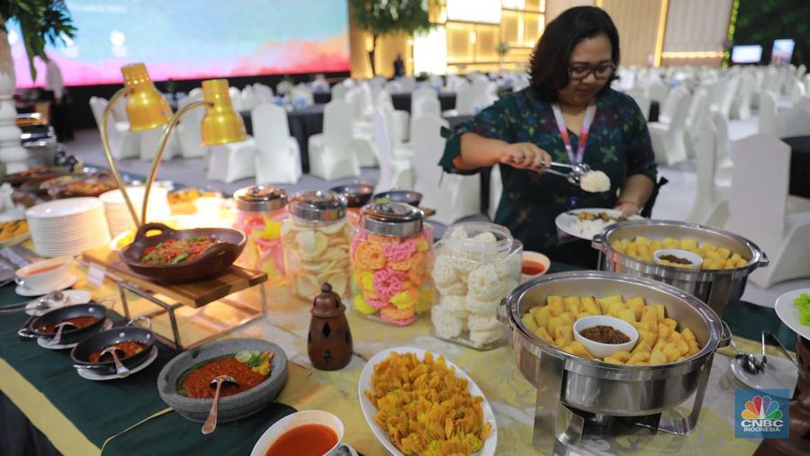 Petugas mempersiapkan menu dinner di Media Center KTT ke-43 ASEAN 2023 di JCC, Jakarta, Minggu (3/9/2023). (CNBC Indonesia/Muhammad Sabki)