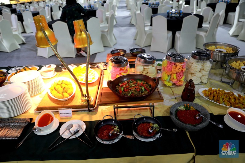Petugas mempersiapkan menu dinner di Media Center KTT ke-43 ASEAN 2023 di JCC, Jakarta, Minggu (3/9/2023). Petugas mempersiapkan menu dinner di Media Center KTT ke-43 ASEAN 2023 di JCC, Jakarta, Minggu (3/9/2023). (CNBC Indonesia/Muhammad Sabki)