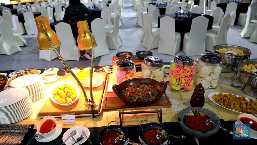 Petugas mempersiapkan menu dinner di Media Center KTT ke-43 ASEAN 2023 di JCC, Jakarta, Minggu (3/9/2023). (CNBC Indonesia/Muhammad Sabki)