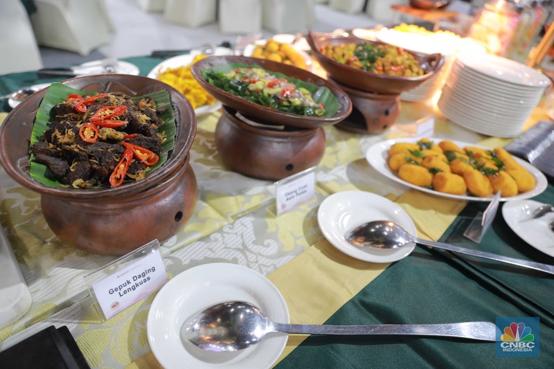 Petugas mempersiapkan menu dinner di Media Center KTT ke-43 ASEAN 2023 di JCC, Jakarta, Minggu (3/9/2023). Petugas mempersiapkan menu dinner di Media Center KTT ke-43 ASEAN 2023 di JCC, Jakarta, Minggu (3/9/2023). (CNBC Indonesia/Muhammad Sabki)