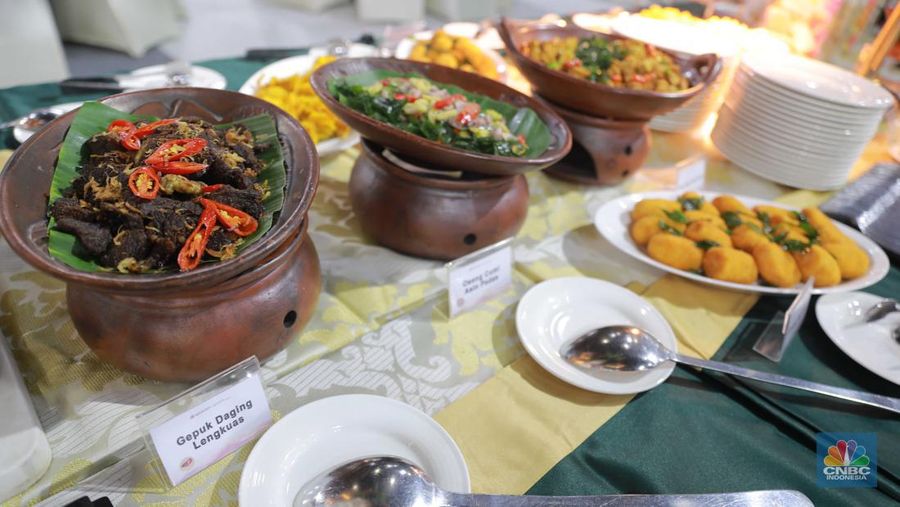 Petugas mempersiapkan menu dinner di Media Center KTT ke-43 ASEAN 2023 di JCC, Jakarta, Minggu (3/9/2023). (CNBC Indonesia/Muhammad Sabki)