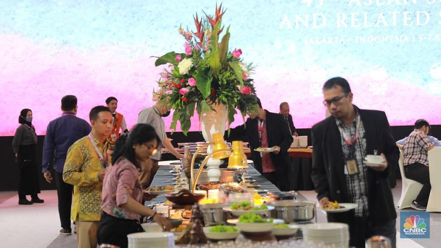 Petugas mempersiapkan menu dinner di Media Center KTT ke-43 ASEAN 2023 di JCC, Jakarta, Minggu (3/9/2023). (CNBC Indonesia/Muhammad Sabki)