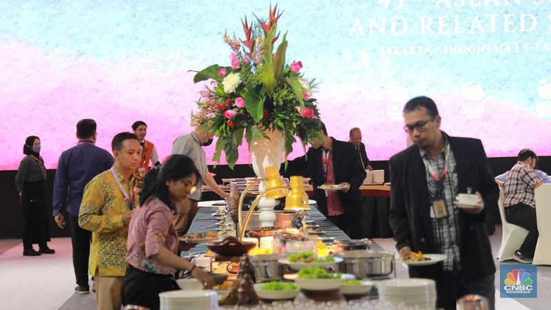 Petugas mempersiapkan menu dinner di Media Center KTT ke-43 ASEAN 2023 di JCC, Jakarta, Minggu (3/9/2023). (CNBC Indonesia/Muhammad Sabki)