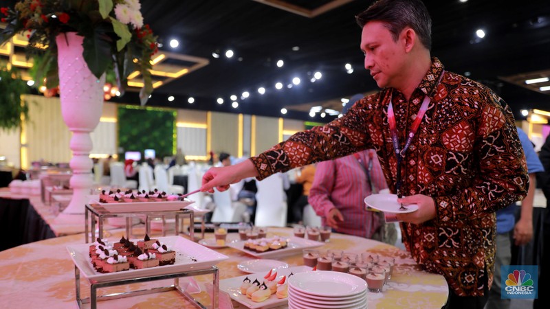 Petugas mempersiapkan menu dinner di Media Center KTT ke-43 ASEAN 2023 di JCC, Jakarta, Minggu (3/9/2023). Petugas mempersiapkan menu dinner di Media Center KTT ke-43 ASEAN 2023 di JCC, Jakarta, Minggu (3/9/2023). (CNBC Indonesia/Muhammad Sabki)