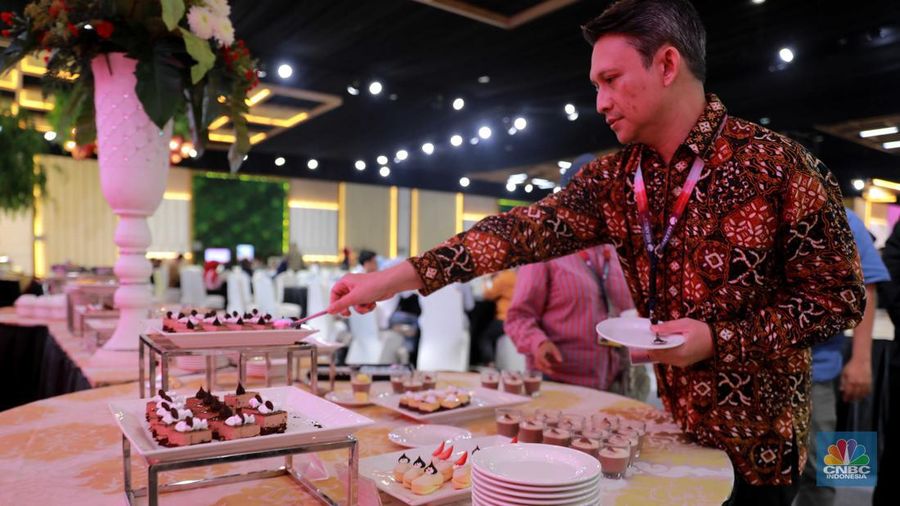 Petugas mempersiapkan menu dinner di Media Center KTT ke-43 ASEAN 2023 di JCC, Jakarta, Minggu (3/9/2023). (CNBC Indonesia/Muhammad Sabki)