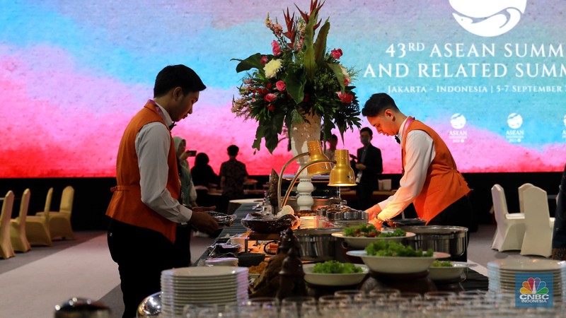 Petugas mempersiapkan menu dinner di Media Center KTT ke-43 ASEAN 2023 di JCC, Jakarta, Minggu (3/9/2023). Petugas mempersiapkan menu dinner di Media Center KTT ke-43 ASEAN 2023 di JCC, Jakarta, Minggu (3/9/2023). (CNBC Indonesia/Muhammad Sabki)