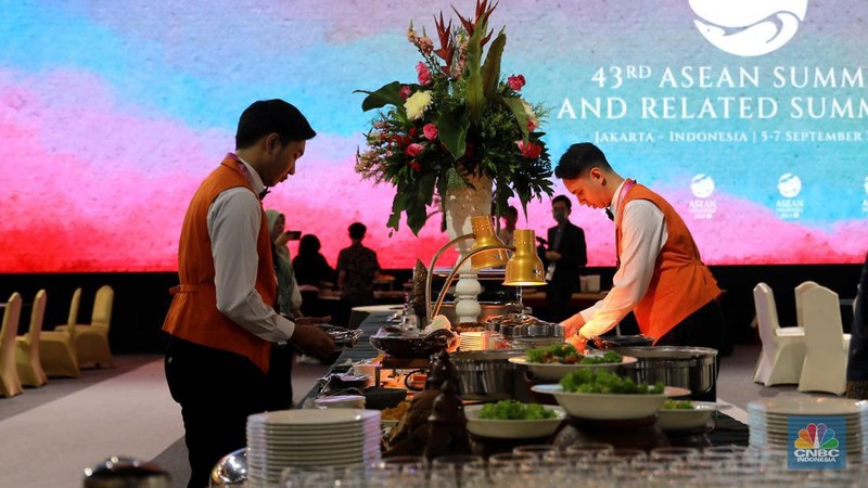 Petugas mempersiapkan menu dinner di Media Center KTT ke-43 ASEAN 2023 di JCC, Jakarta, Minggu (3/9/2023). (CNBC Indonesia/Muhammad Sabki)