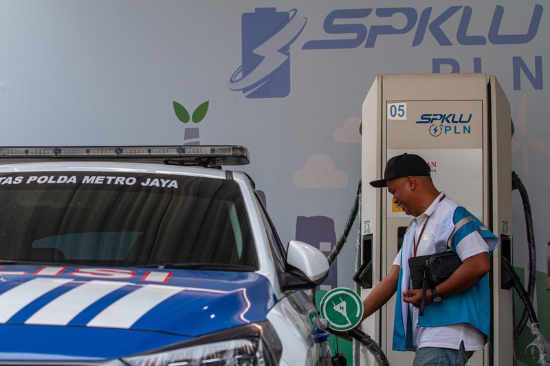 Seorang petugas Stasiun Pengisian Kendaraan Listrik Umum (SPKLU) mengisi daya kendaraan listrik yang digunakan selama KTT ke-43 ASEAN di Jakarta, Sabtu (2/9/2023). (Dok. Media Center KTT ASEAN 2023/Risa Krisadhi/pras)