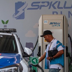 Jokowi Guyur Mobil Listrik Bejibun Insentif, Apa Untungnya?