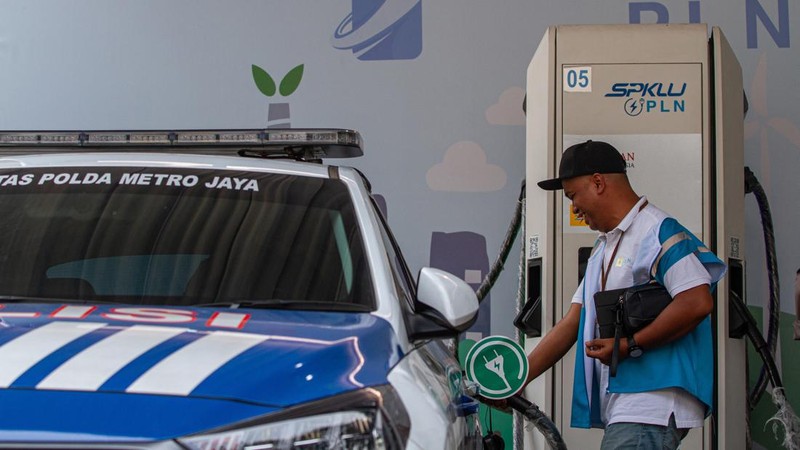 Seorang petugas Stasiun Pengisian Kendaraan Listrik Umum (SPKLU) mengisi daya kendaraan listrik yang digunakan selama KTT ke-43 ASEAN di Jakarta, Sabtu (2/9/2023). (Dok. Media Center KTT ASEAN 2023/Risa Krisadhi/pras)