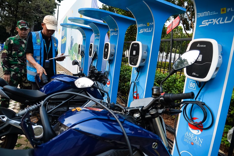 Seorang petugas Stasiun Pengisian Kendaraan Listrik Umum (SPKLU) mengisi daya kendaraan listrik yang digunakan selama KTT ke-43 ASEAN di Jakarta, Sabtu (2/9/2023). Seorang petugas Stasiun Pengisian Kendaraan Listrik Umum (SPKLU) mengisi daya kendaraan listrik yang digunakan selama KTT ke-43 ASEAN di Jakarta, Sabtu (2/9/2023). (Dok. Media Center KTT ASEAN 2023/Risa Krisadhi/pras)