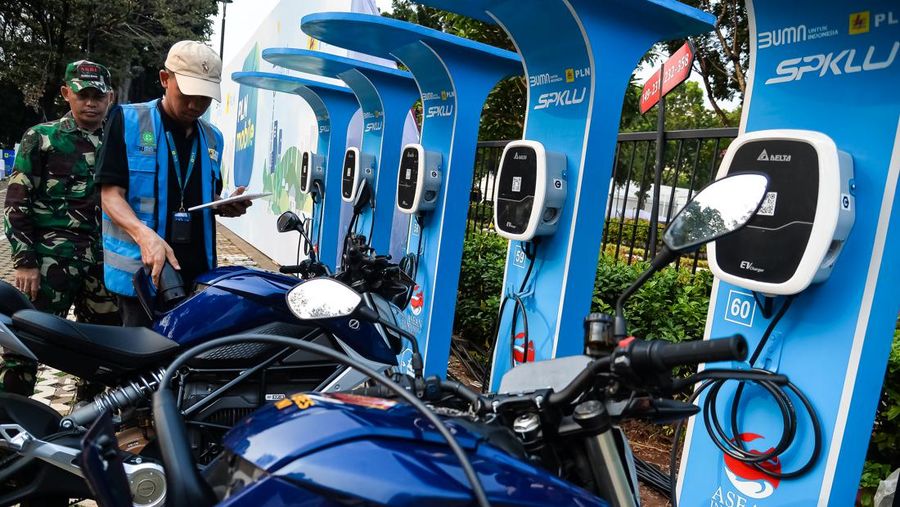 Petugas PLN membantu melakukan pengisian ulang tenaga listrik pada motor listrik di Stasiun Pengisian Kendaraan Listrik Umum (SPKLU) atau EV Charging Station di Istora Senayan, Jakarta, Sabtu (2/9/2023). Sebanyak 79 alat pengisian tenaga kendaraan listrik di Istora Senayan dan Aquatic Stadium di Komplek GBK diperbantukan untuk acara KTT ASEAN 2023 hingga 7 September 2023. (Dok. Media Center KTT ASEAN 2023/Rommy Pujianto/foc)